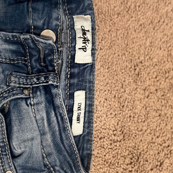 Daytrip Jeans - Picture 3 of 4